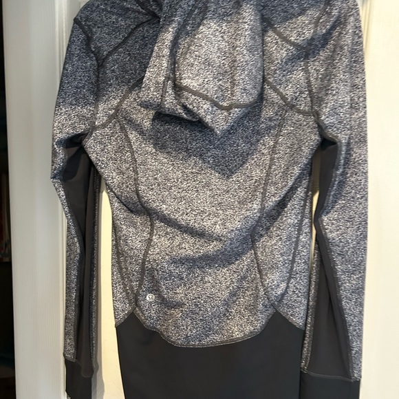 Lululemon Daily Practice Jacket/Hoodie, size 8, Vintage and in ECU - Picture 5 of 6